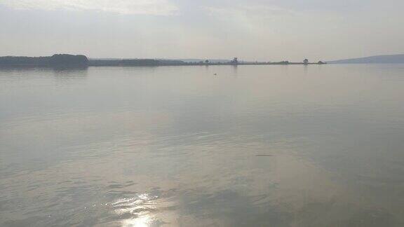 罗马尼亚多瑙河畔的风景从塞尔维亚海岸拍摄