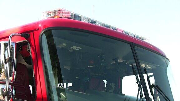 (HD1080i)消防车前角视图闪烁的红灯