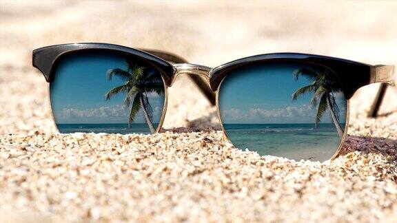 Cinemagraph-太阳镜在沙滩上运动的照片