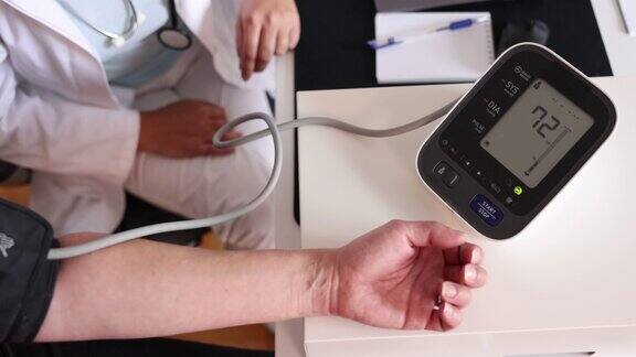 女医生在医生办公室为孕妇测量血压