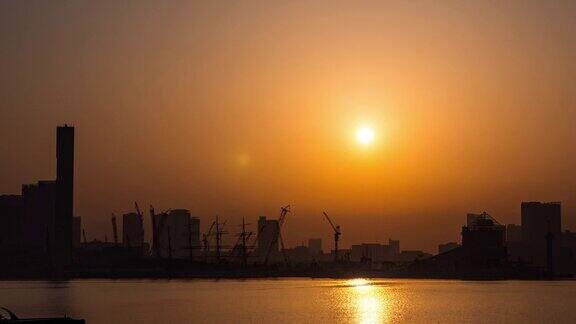 日本东京日出时的城市景观和河流剪影