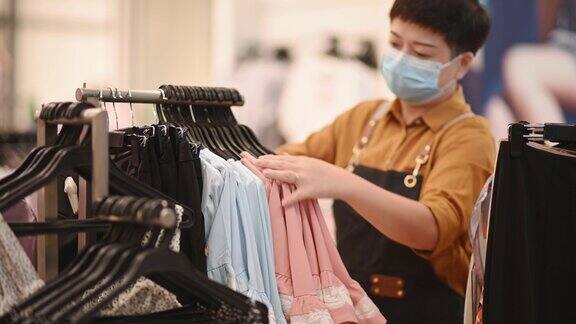 亚洲华人女性精品店服装店老板工作安排服装