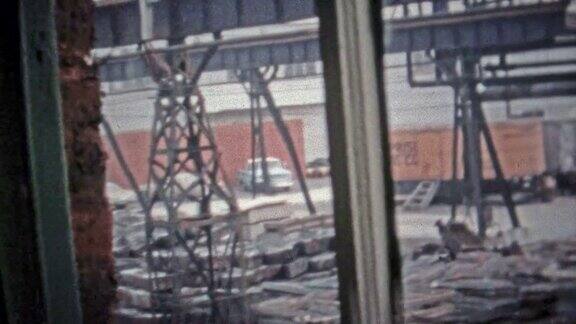 1966年马里兰州切萨皮克湾:钢铁工人将定制的钢板装载到火车轨道车厢上