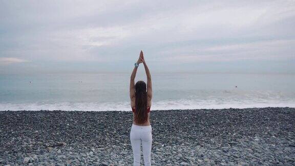 黑发女士正在放松地看海站在沙滩上沉思