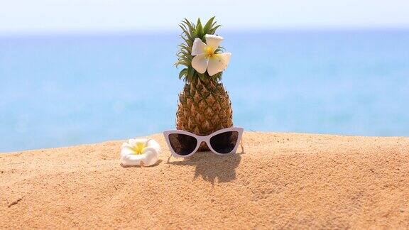 热带海滩上的新鲜菠萝和太阳镜