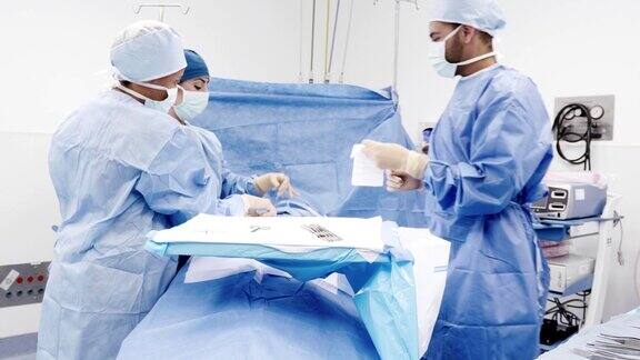 手术小组给一个无法辨认的病人做手术