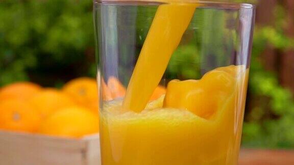 橙汁倒进玻璃杯里