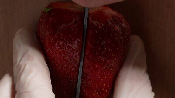 草莓是用刀在木板上切的特写慢镜头