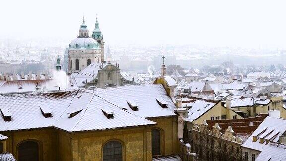 布拉格的屋顶建筑和纪念碑下的雪在冬天