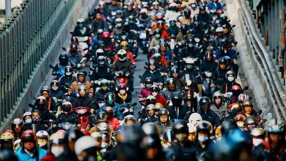 台湾早晨高峰时段台北市大桥上摩托车飞驰而下