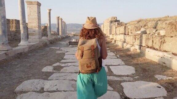 美丽的女背包客走在古老的遗迹老底嘉Pamukkale