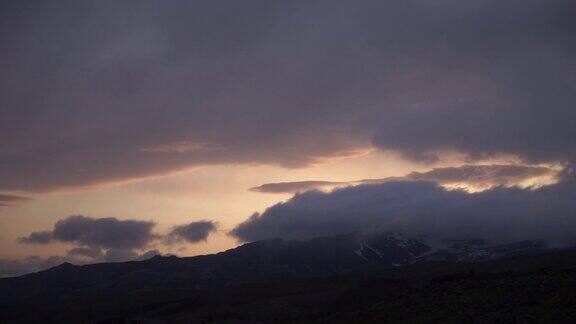 冰岛壮观的日落和惊人的云彩