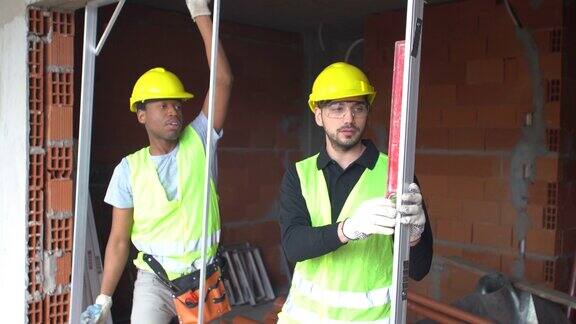 两名建筑工人正在检查金属框架的水平