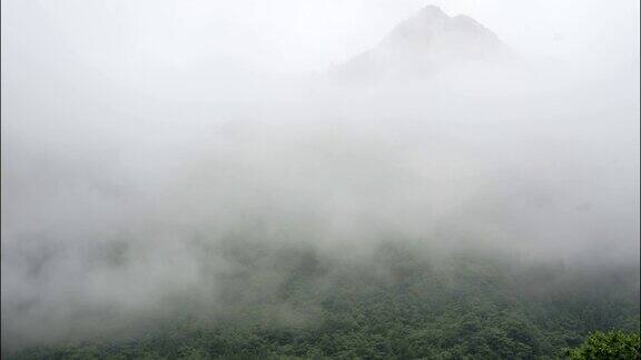 中国山峰上云的时间流逝