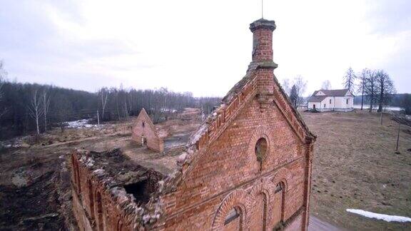 无人机拍摄的东欧白俄罗斯谢梅托沃镇废弃的旧工业建筑