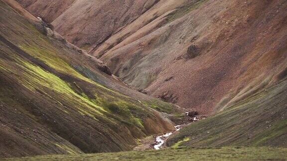 landmanalaugar五光十色的山脉在拉格维格徒步旅行路线冰岛由多种颜色的岩石、矿物质、青草和苔藓层层组合而成