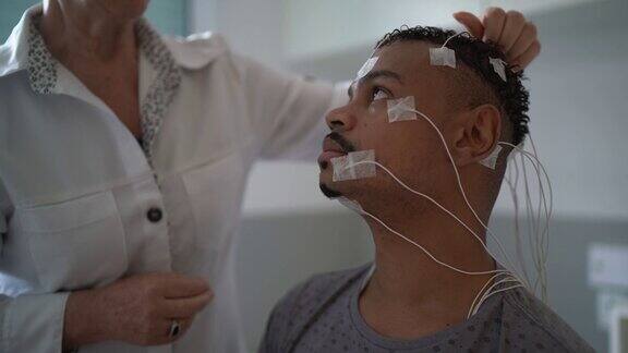医生将电极放在病人头上进行医学检查