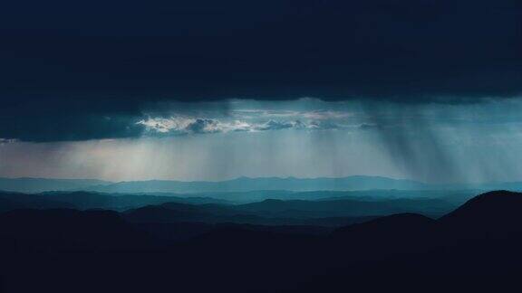 雨云在风景如画的群山之上流淌时间流逝