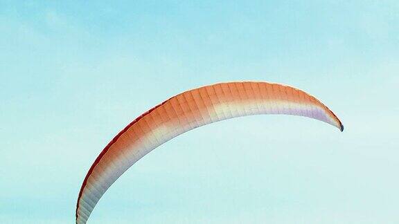 滑翔伞在天空中翱翔
