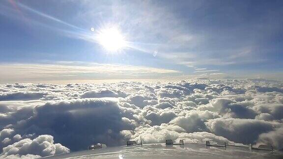从飞机窗口看到的云从驾驶舱看到的云层客机飞过白云