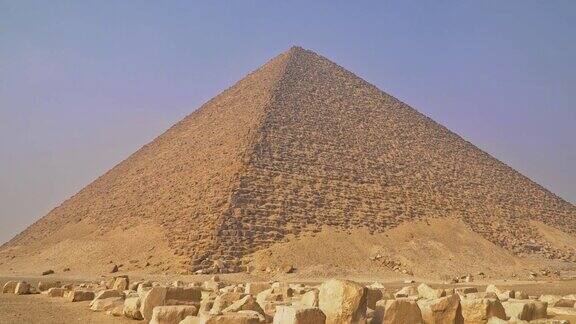 红色的金字塔红色金字塔也被称为北金字塔是位于埃及开罗达赫舒尔墓地的三大金字塔中最大的