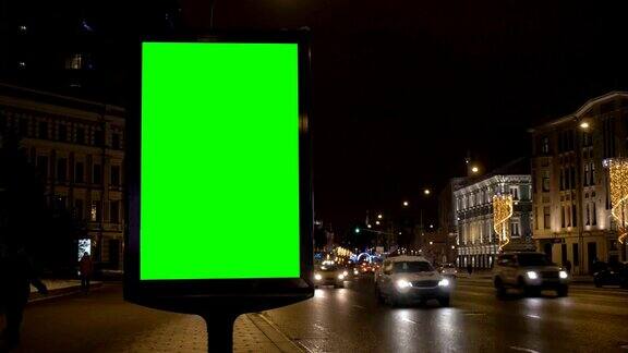 为了庆祝节日街道上装饰着绿色屏幕的广告牌
