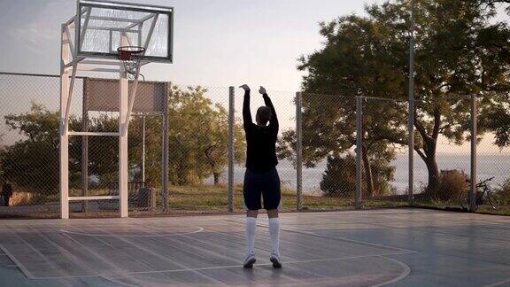 穿着运动服的小女孩在练习投球职业篮球运动员早上在球场上练习罕见的视图