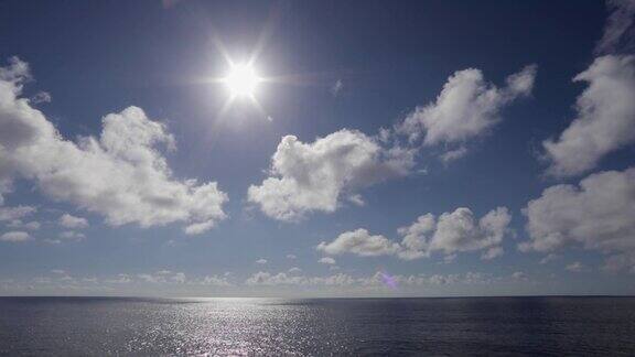 在一个阳光明媚的日子里海浪在海面上翻滚