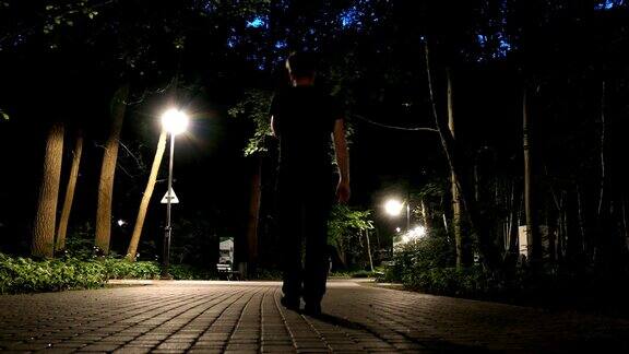 一个人独自走在黑暗的公园胡同里