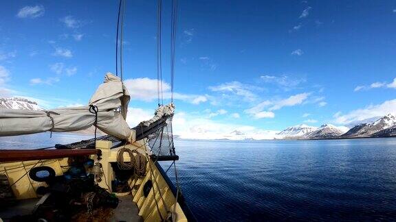 斯瓦尔巴特群岛探险乘帆船前往北部峡湾冰川