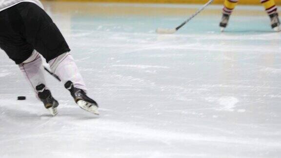 在冰上滑冰的女子冰球运动员