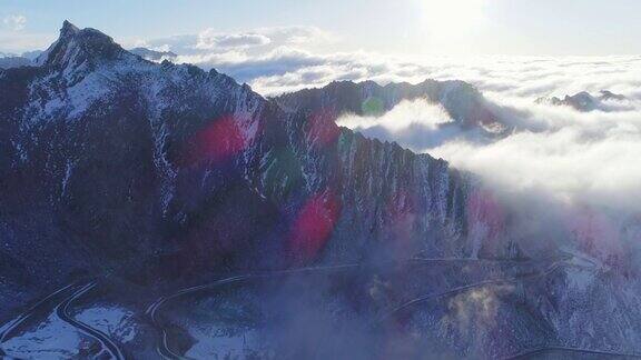 雪山中蜿蜒的道路