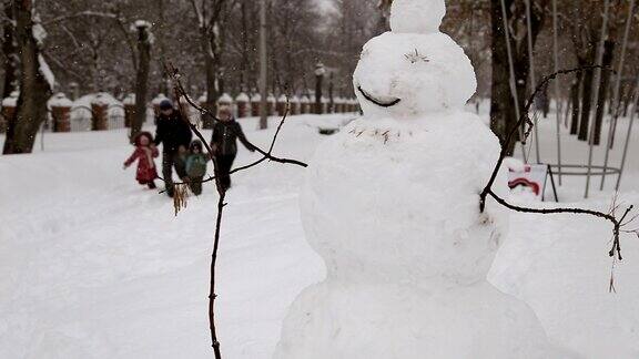 冬天公园里的雪人