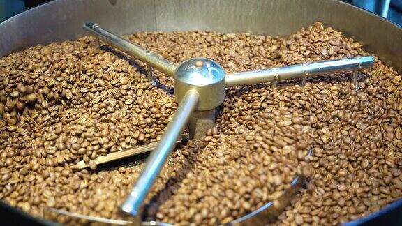 咖啡豆:在咖啡烘焙机中烘烤的咖啡豆