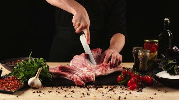 厨师用刀慢镜头切生肉切在木板上的生牛排美食理念