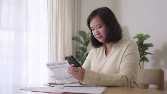 女性在家使用手机应用二维码支付