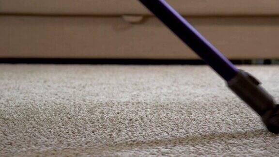 用吸尘器清洁地毯