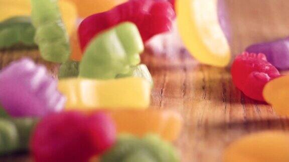彩色糖果在木桌上跳舞真实的慢动作近距离