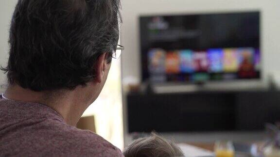 爷爷和孙子在家里看电视