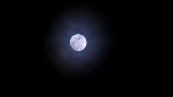 万圣节的满月在夜空中升起乌云移动