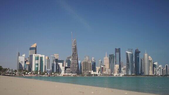 从卡塔尔多哈的海滩看市中心和摩天大楼