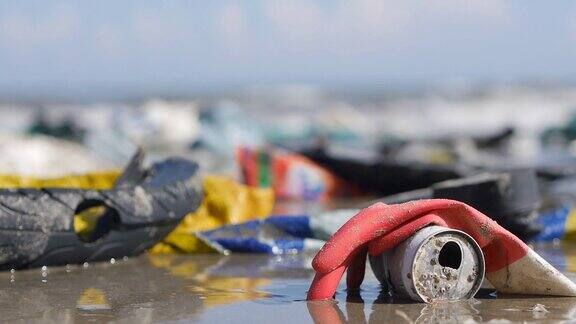 手持极端近距离的塑料垃圾和海滩上的垃圾