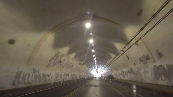 开车穿过洛杉矶著名的第二街隧道
