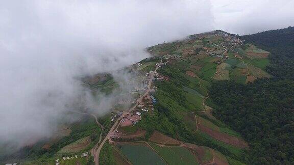 雾在白山上滚动空中延时视频