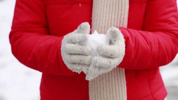 年轻女子在雪下打雪仗