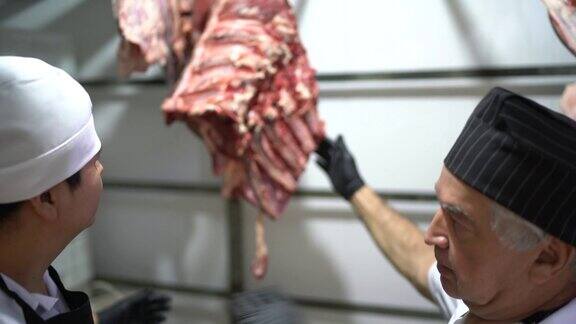 屠夫在肉柜里分析肉