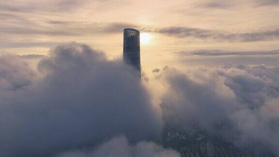 日出时上海摩天大楼高耸入云