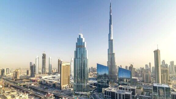 日落时分的迪拜市中心最高的建筑和谢赫扎耶德公路交通阿联酋
