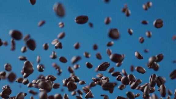 蓝色背景下的咖啡豆