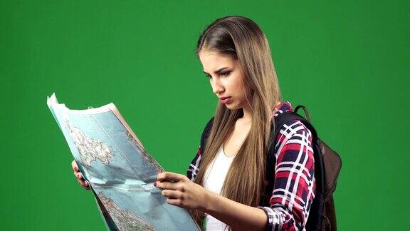 美丽的年轻女游客看着地图一脸困惑